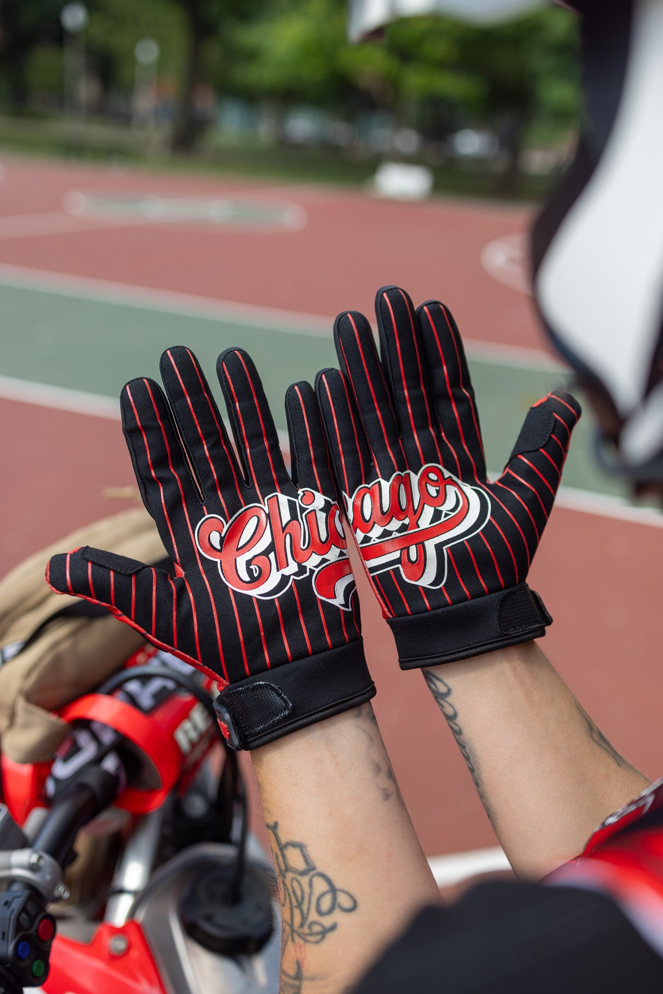 LBIC BULLS GLOVES
