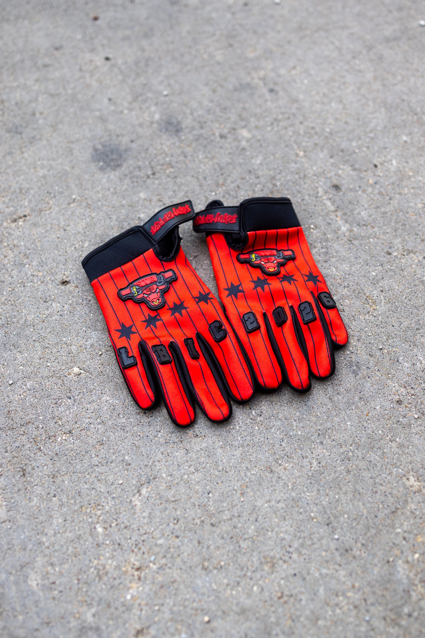 LBIC BULLS GLOVES
